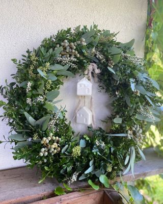 Buxus, eukalyptus, datle, vřes. Podzimní věnec vázaný na proutěném korpusu. 💚 #nadivoko #prirodnivence #wreath...