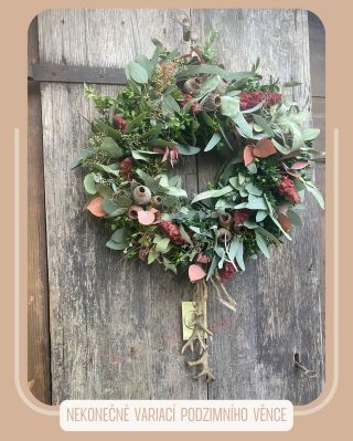 Hlavičky & listy eukalyptu, buxus, plody škumpy orobincové, parůžky. 🍂 Tento i další věnce naleznete na www.nadivoko.com....